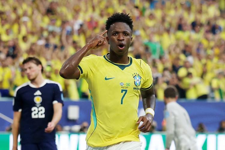 É #FAKE que telejornal noticiou que juiz de Brasil x Escócia foi suspenso da Copa do Mundo por anular gol de Vini Jr.; cena foi criada com IA