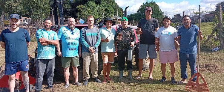 Mutirão de limpeza mobiliza moradores e revitaliza campo de futebol no bairro Industrial