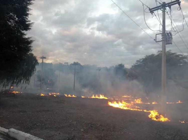 Calor e tempo seco aumentam risco de queimadas no Vale do Paraíba e região, alerta Defesa Civil