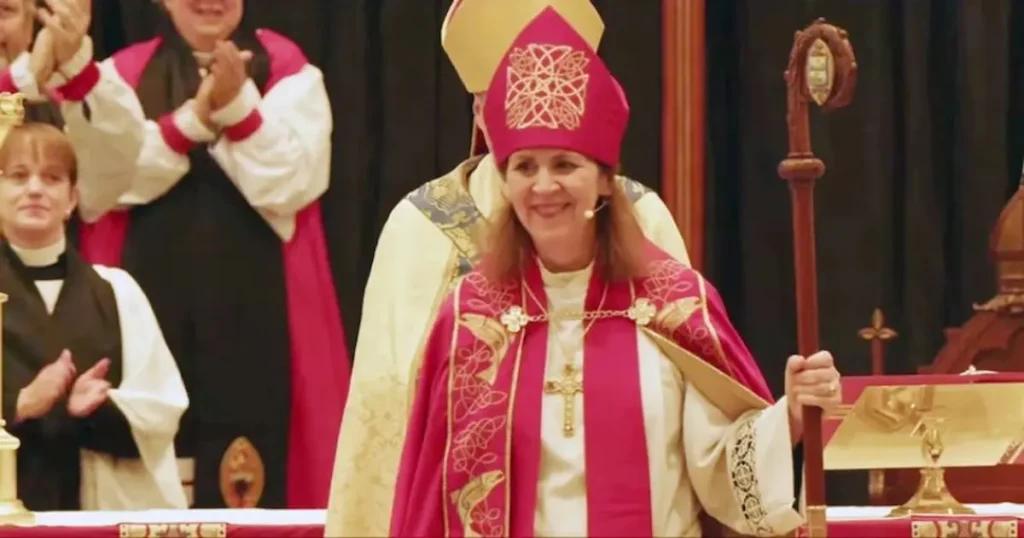 Primera mujer abiertamente lesbiana ordenada en la iglesia estadounidense