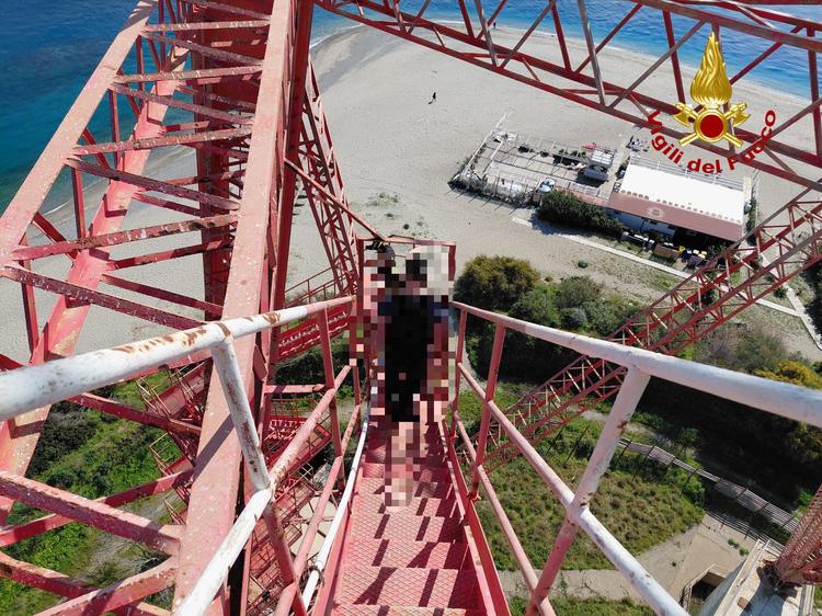 Soccorsi dei giovani arrampicati sul “Pilone” di Messina. Intervento congiunto di Vigili del fuoco e Polizia di Stato.
