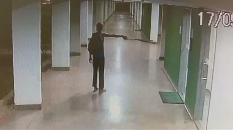 VÍDEO: homem tenta atacar pai e filho com pedaço de madeira embaixo de prédio em Brasília