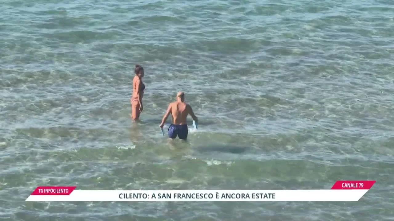 Cilento, domenica d’estate a ottobre: spiagge piene e bagni al mare
