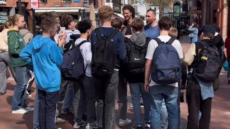 Jovens relatam cura após aceitarem Jesus em evangelismo de rua na Holanda