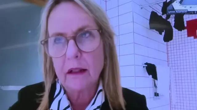 Vereadora participa de reunião online da Câmara no banheiro; vídeo