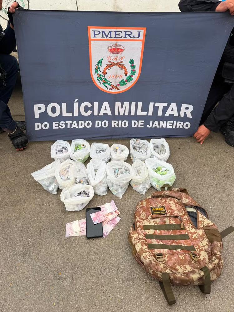 Dois adolescentes são apreendidos com mais de 400 unidades de drogas em São Pedro da Aldeia