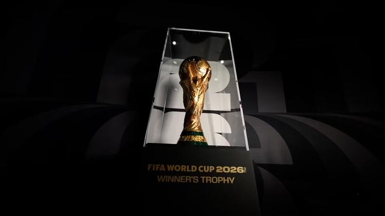 Taça da Copa do Mundo tem 5kg de ouro puro e chega ao estádio para a decisão entre Argentina e Espanha