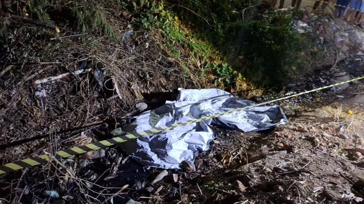 Menino de 2 anos é encontrado morto em esgoto nos fundos de casa no PI; suspeita de afogamento