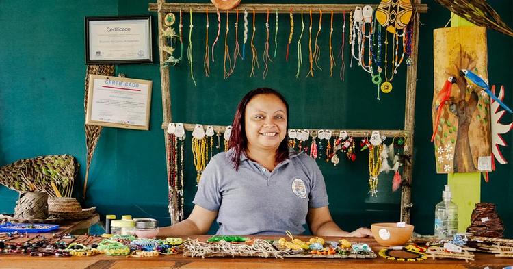 Cooperativas no Pará ampliam renda com biojoias e reaproveitamento de resíduos do açaí