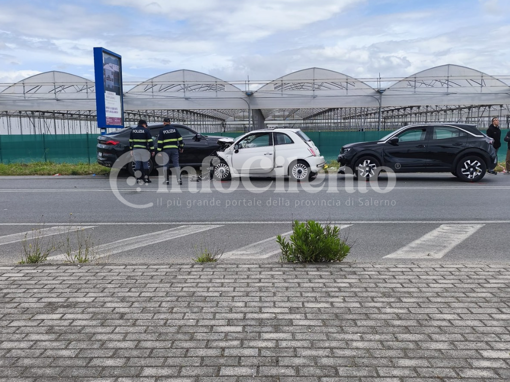 Grave incidente sulla SS18: scontro tra tre auto, una vittima
