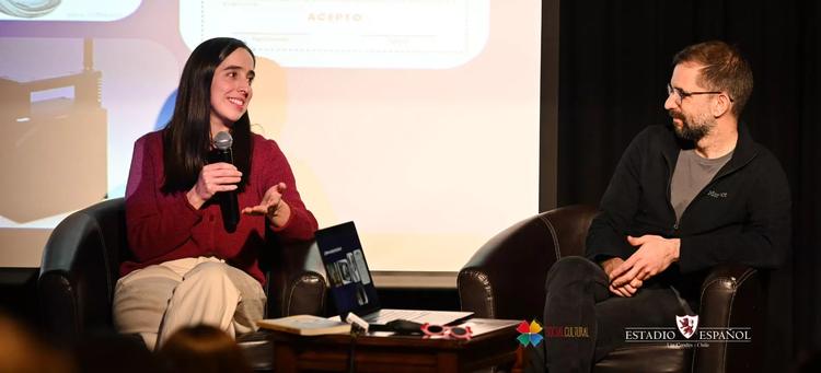 “Tu primer celular”: lanzamiento reunió a familias en el Teatro Lope de Vega
