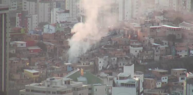 Bombeiros combatem incêndio em barracões no Morro do Papagaio, em BH