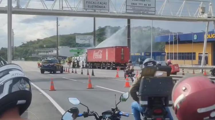 Caminhão pega fogo e interdita faixa da Ponte Rio-Niterói
