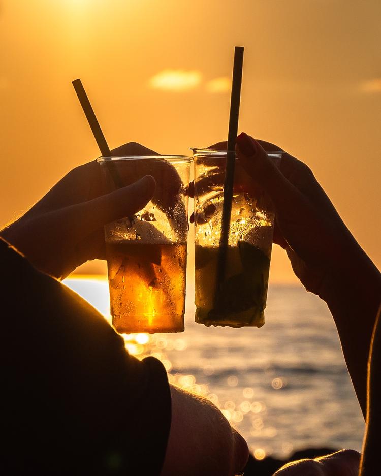 Un bicchiere tra le mani, il sole che si tuffa nel mare e la magia di Cefalù tutt’intorno.🌅 A volte basta davvero poco ...