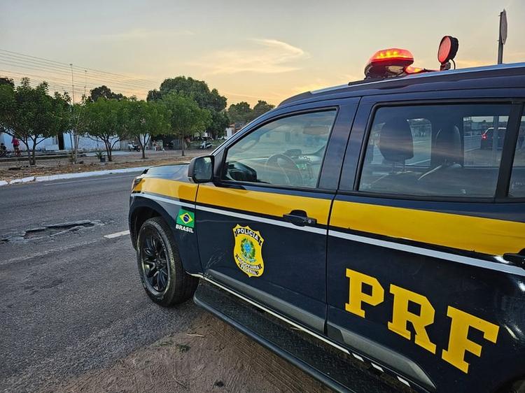 Duas pessoas morrem em acidente entre carro e caminhão na BR-135 em Cristalândia do Piauí