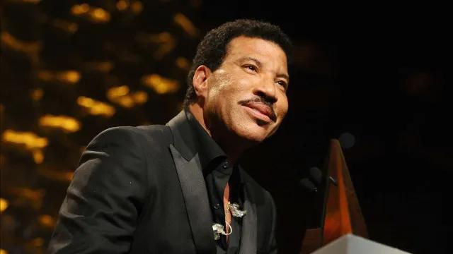 Lionel Richie passa mal, interrompe show e preocupa fãs na estreia de nova turnê nos EUA