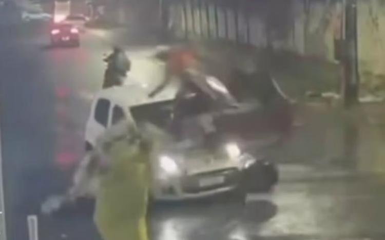 VÍDEO: homem é arremessado de carroça após batida com carro em Aracaju