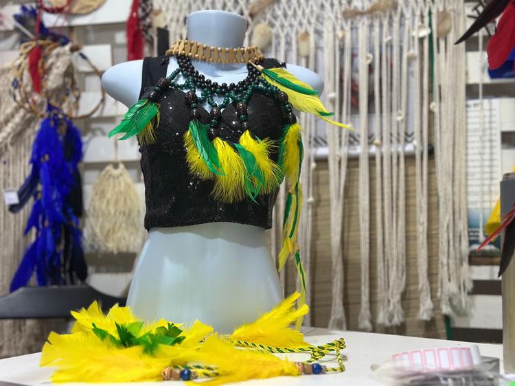 Artesãos de Manaus apostam em peças nas cores do Brasil para aumentar vendas durante a Copa