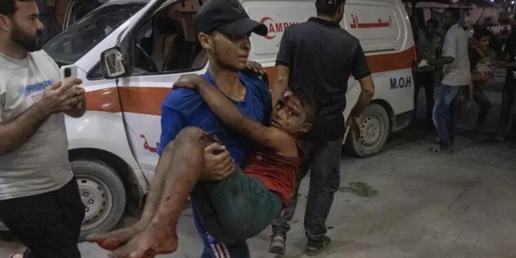 Crolla un palazzo a Gaza, almeno 11 morti. "Più di 50 bambini sotto le macerie". Altri 2000 edifici pericolanti nella Striscia