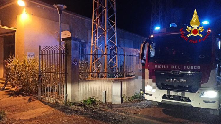 Erchie, incendio in una cabina elettrica: delicato intervento dei Vigili del Fuoco