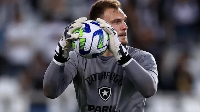 Torino contata Leeds United por Lucas Perri, ex-São Paulo e Botafogo