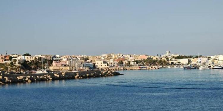 Sea Eye 5 salva 24 persone, anche una bimba di tre anni gravemente disidratata: sbarco a Lampedusa