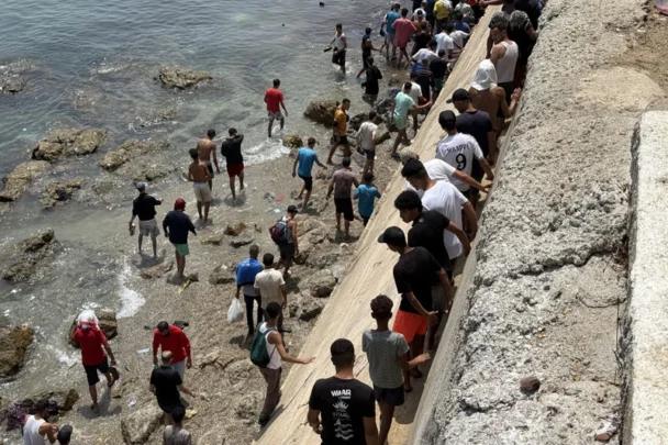 محلل سياسي يكشف لـكشـ24 ما ينتظر المهاجرين بعد عبور حدود سبتة المحتلة