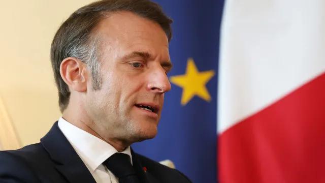 Macron alfineta Rei Charles: 'EUA falariam francês? Seria chique!'