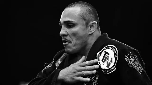 Lutador tetracampeão mundial de jiu-jitsu morre em acidente de moto