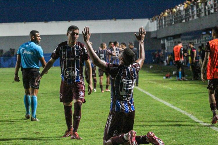“Muito feliz pelo gol”, destaca zagueiro do Caxias sobre marcar pela primeira vez com a camiseta grená
