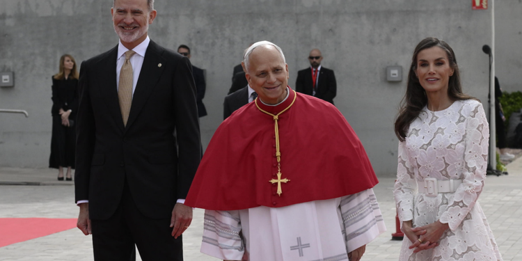 I reali di Spagna e Sanchez ricevono il Papa. Leone XIV sul volo verso Madrid "Gli abusi del clero ferita ancora aperta"