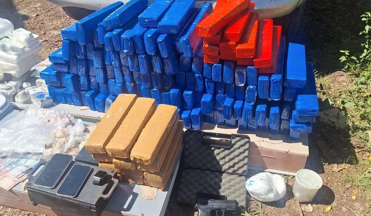 Homem é preso com 182 kg de drogas em caminhonete após dar marcha à ré a policiais em Piracicaba
