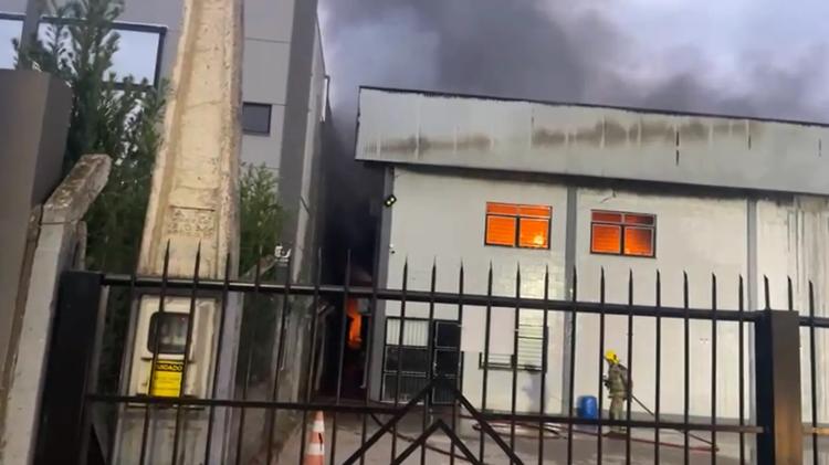 Incêndio atinge duas fábricas em Estância Velha