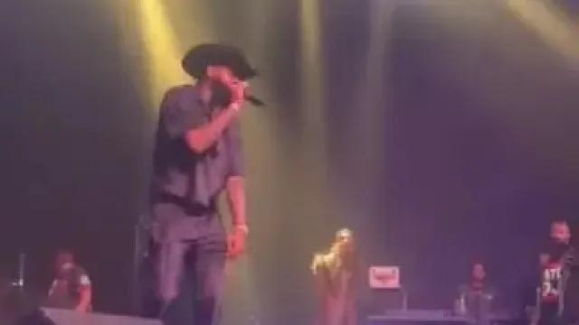 Imagens chocantes mostram cantor dando tapa em mulher durante show