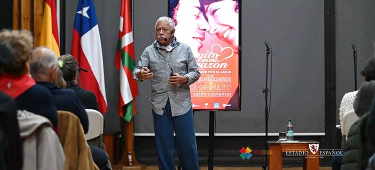 Carlos Caszely presentó el libro “Rayito en mi corazón: poemas de amor por el amor” en Estadio Español