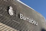 El escudo ya corona la fachada del Bernabéu