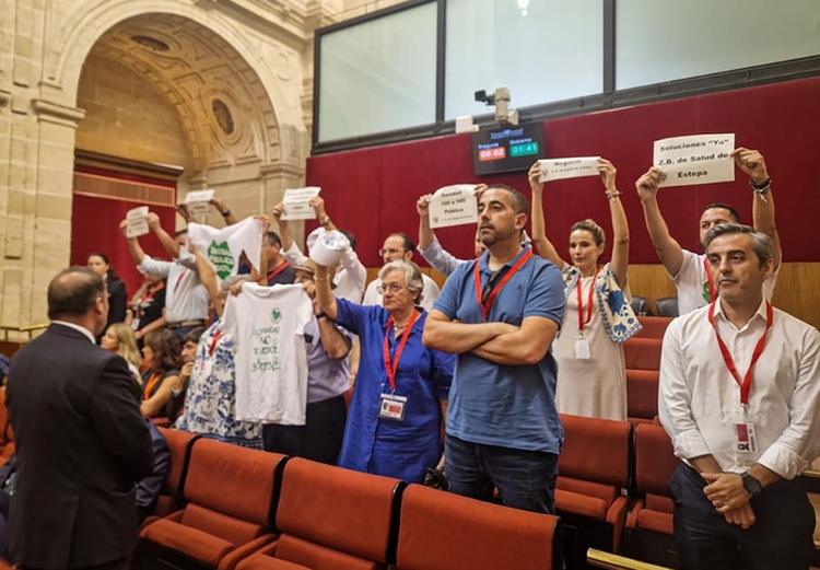 Desalojan del Parlamento andaluz a los manifestantes de Marea Blanca al pedir mejoras sanitarias para la Sierra Sur (con audio y video)