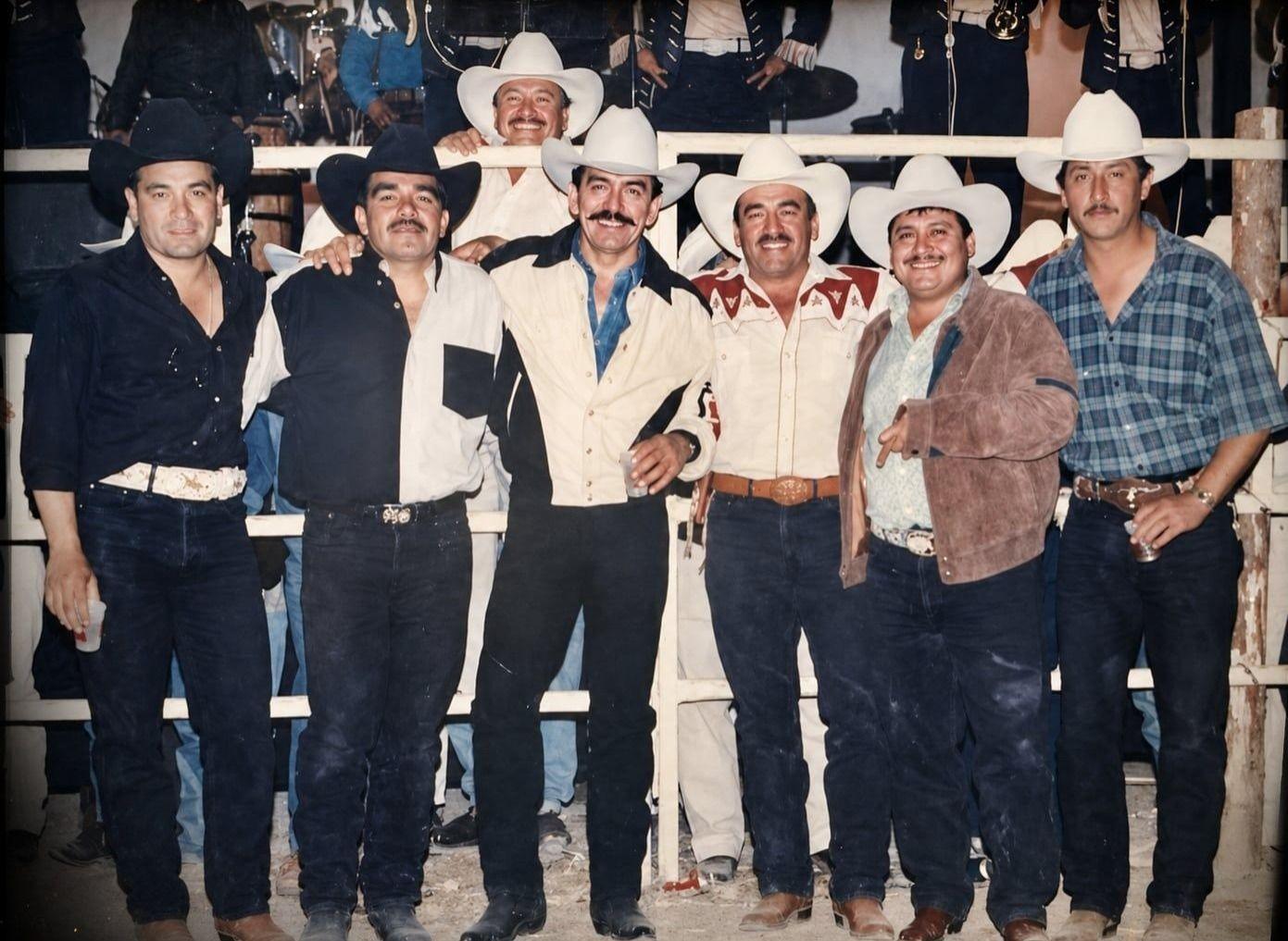 La foto histórica de Joan Sebastian y pioneros del jaripeo: ¿a cuántos reconoces?