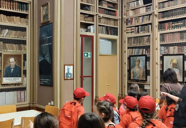 ALUNNI IN VISITA  AL PALAZZO COMUNALE NELLA BIBLIOTECA CASSAR IN UN PROGETTO DI EDUCAZIONE CIVICA  Altre quattro classi...