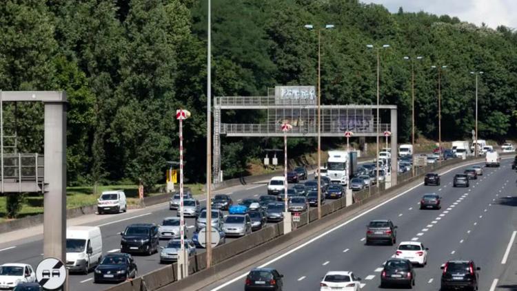 França vai suspender carteira de motoristas flagrados ao celular no volante