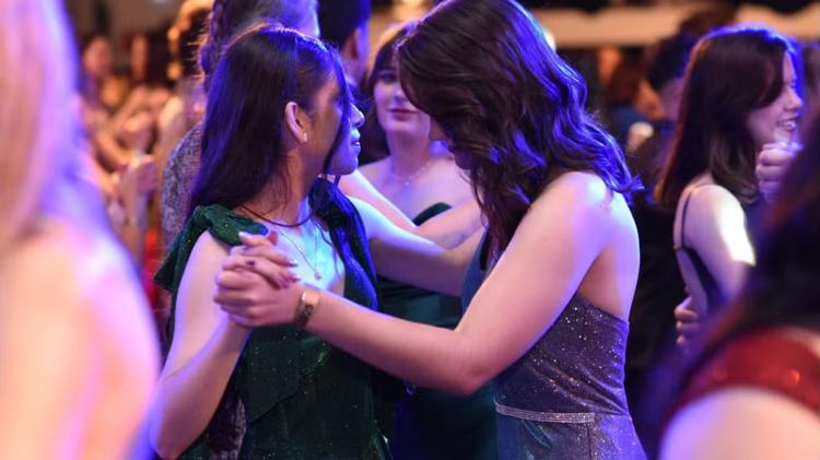 'Minha personalidade é traduzida nessa música', diz formanda que ganhou R$ 6 mil após 'I Kissed a Girl' não tocar em formatura