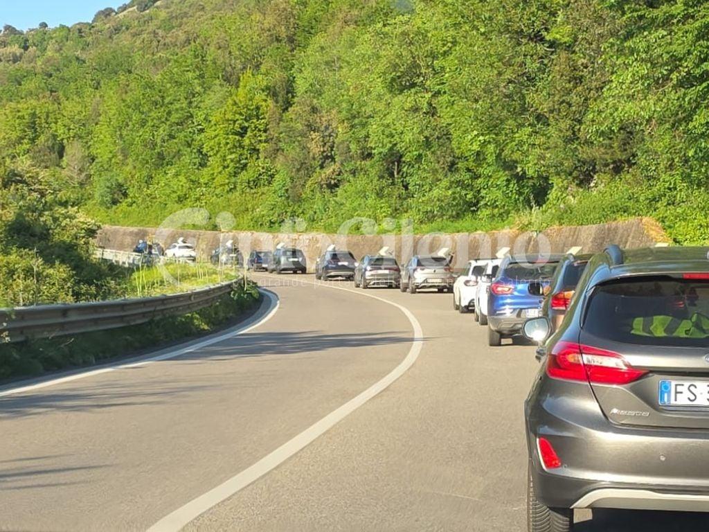 Cilento, boom di turisti ma la Bussentina resta una trappola: code chilometriche al viadotto