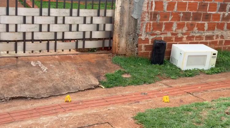 Vizinhos ouvem gritos de socorro no Paraná, policiais militares encontram manchas de sangue na casa e moradora é procurada