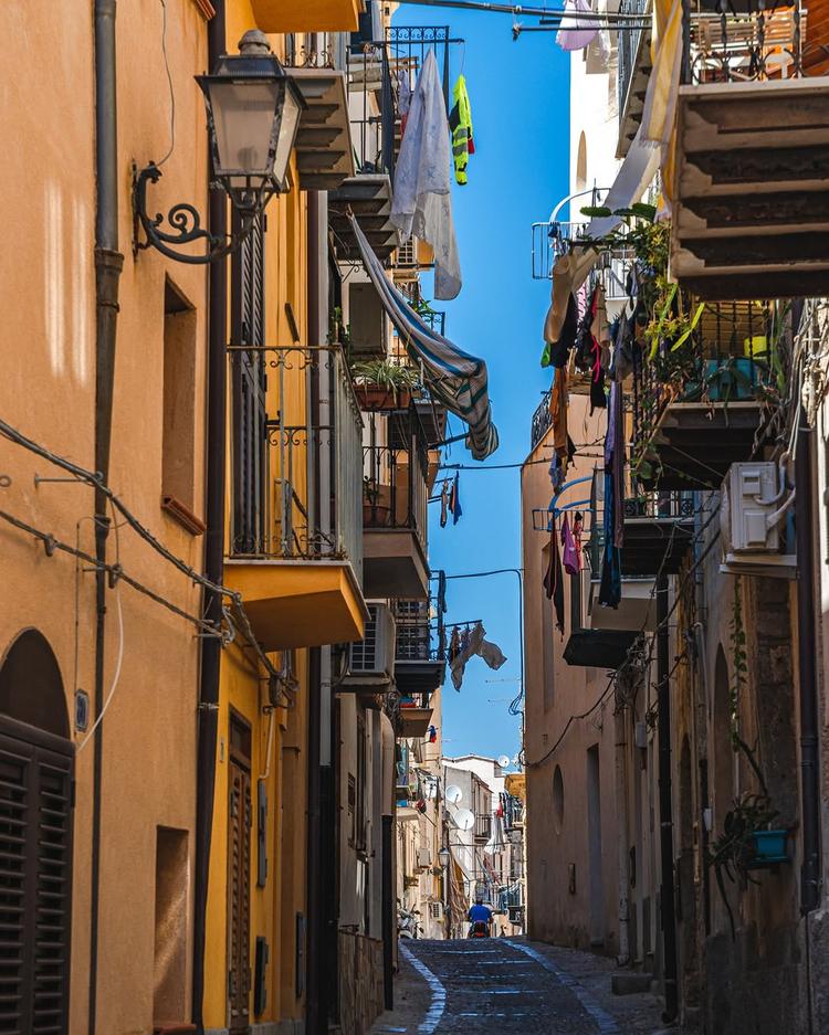 Ci sono luoghi che non si visitano soltanto: si vivono.✨ Tra i vicoli di Cefalù ogni angolo racconta una storia, ogni sc...