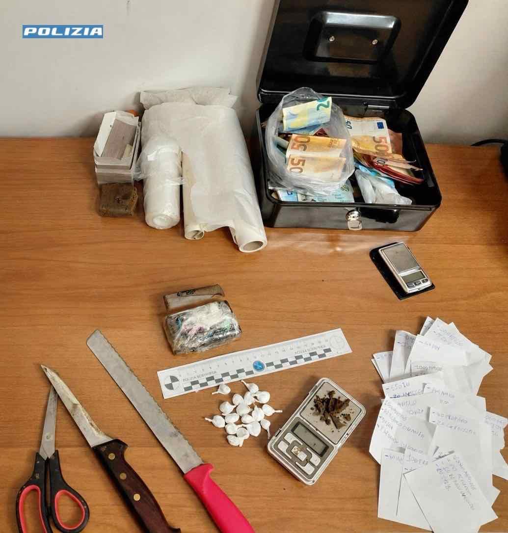 Gricignano di Aversa, fermato con la cocaina in tasca: in casa droga e mille euro, arrestato 22enne
