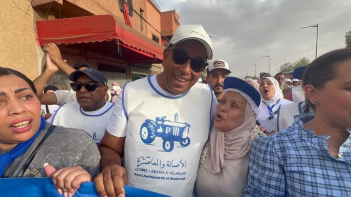 بالصور.. عشرات المتعاطفين والمناضلين يرافقون حنيش في حملته الانتخابية بالعزوزية