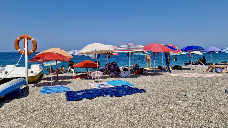 Dillo a Milazzo 24. Diciassette ombrelloni di una comitiva bloccano il passaggio al mare: «Regole certe anche sulla spiaggia libera»