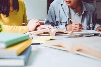 Cosa fare quando un figlio non studia? L'esperta: "Possono nascondersi difficoltà emotive, ecco come motivarlo"