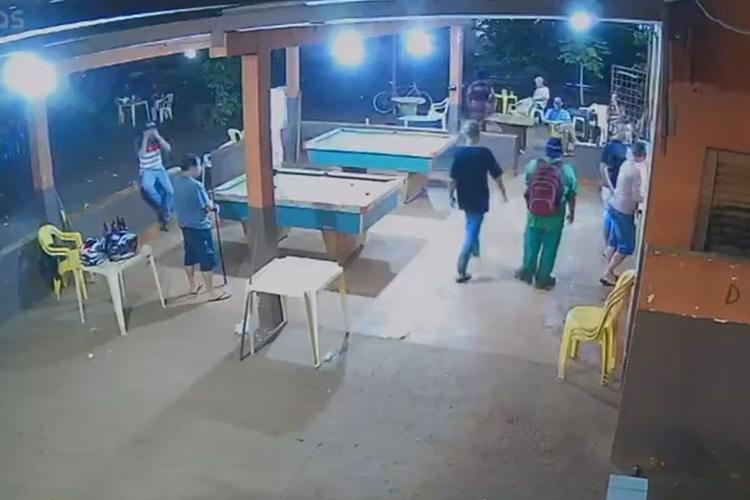 VÍDEO: Homem é preso suspeito de matar idoso a facadas em bar de Campo Grande