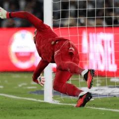 O goleiro Carlos Miguel, da SE Palmeiras, defende pênalti em jogo contra a equipe da Liga Desportiva Universitaria, durante partida válida pelas quartas de final, volta, da Conmebol Libertadores, no Estádio Rodrigo Paz Delgado. (Foto: Cesar Greco/Palmeiras/by Canon)
